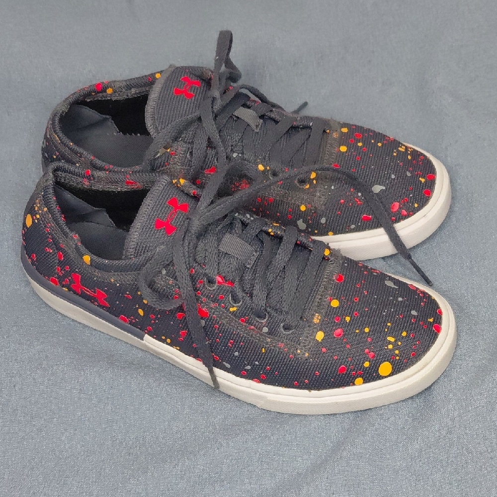 Under Armour Youth Sneakers in Gray with Red and Yellow Speckles 5Y